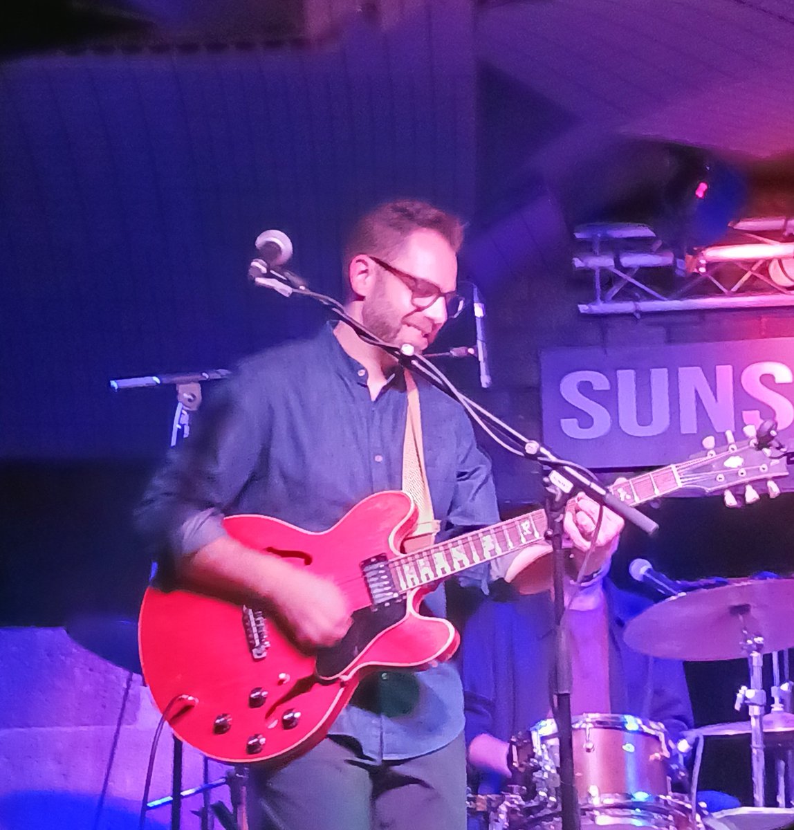 Jeanmarcgoua's tweet photo. Leo Sidran au @SunsetSunside ce furent 3 sets généreux et plein de groove. Que du plaisir.
@leosidran
#leosidran
#sunsetsunside https://t.co/HBvFURt5OC