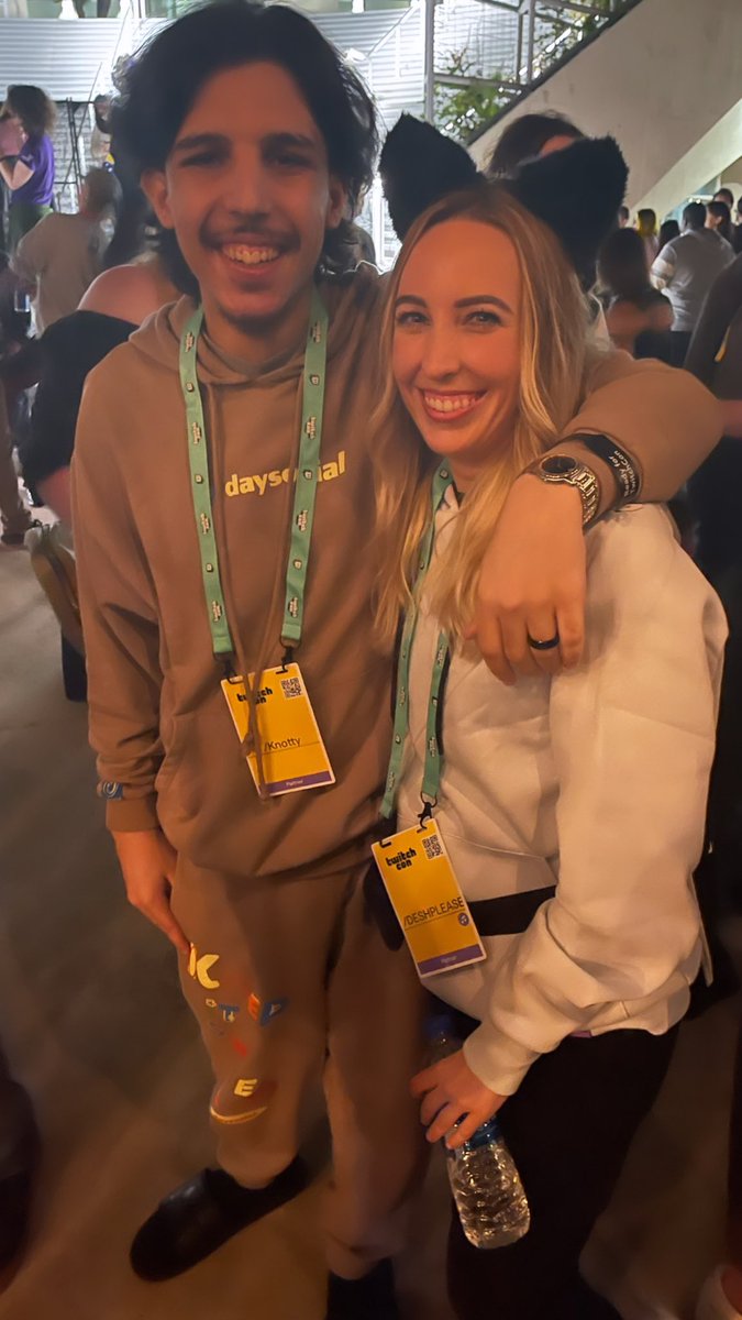 deshplease's tweet photo. So surreal to meet so many creators and RPers that inspire me in person! First TwitchCon has been amazing so far and itโs only day 2 @KnottyPlays @frynaut @deshplease @RemdogG #NoSuarez ๐ฅ #Unless https://t.co/Q9QW46P6l2