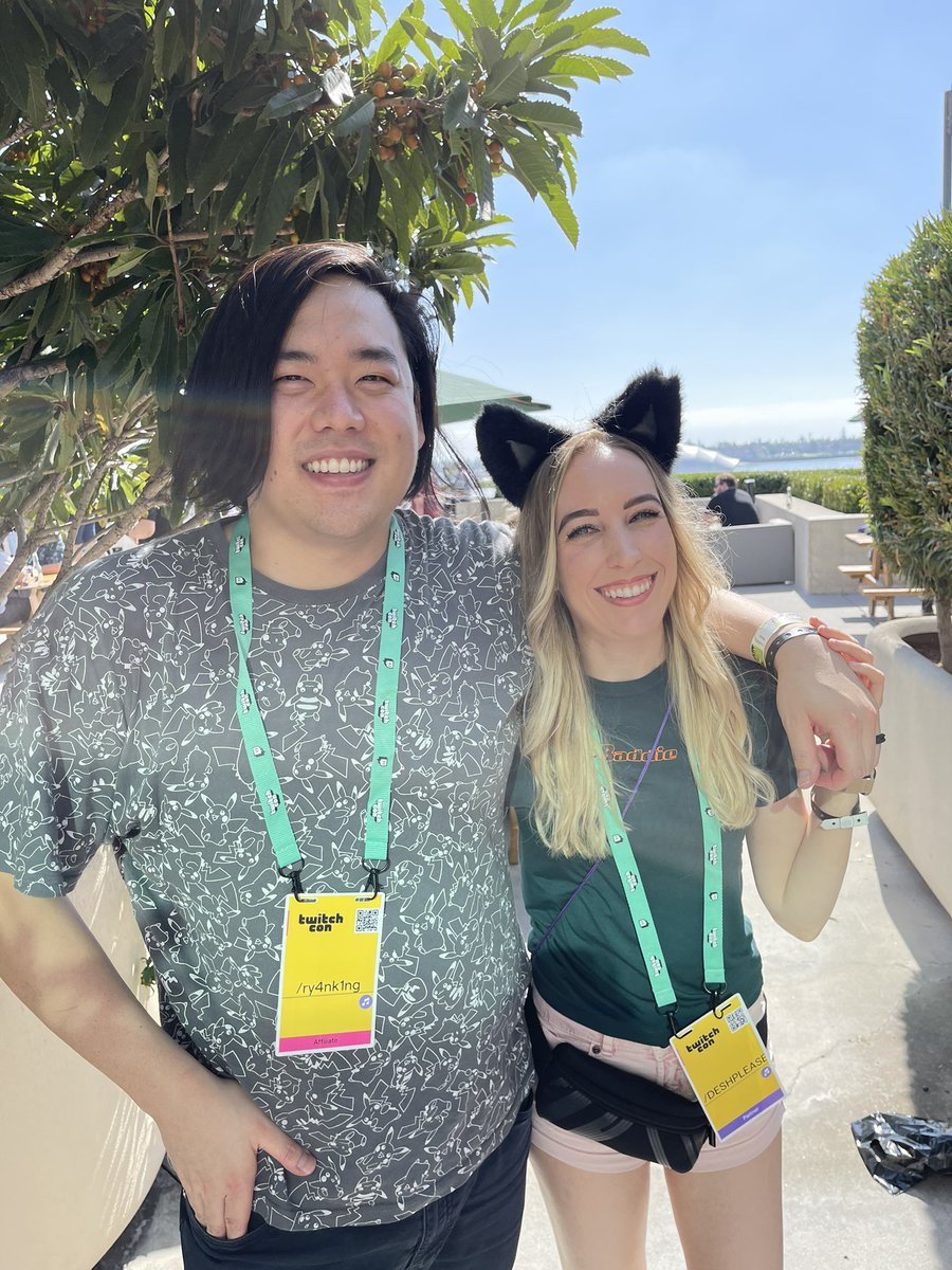 deshplease's tweet photo. So surreal to meet so many creators and RPers that inspire me in person! First TwitchCon has been amazing so far and itโs only day 2 @KnottyPlays @frynaut @deshplease @RemdogG #NoSuarez ๐ฅ #Unless https://t.co/Q9QW46P6l2