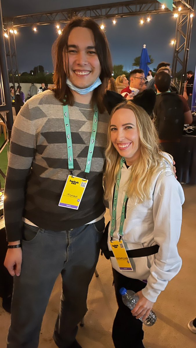 deshplease's tweet photo. So surreal to meet so many creators and RPers that inspire me in person! First TwitchCon has been amazing so far and itโs only day 2 @KnottyPlays @frynaut @deshplease @RemdogG #NoSuarez ๐ฅ #Unless https://t.co/Q9QW46P6l2