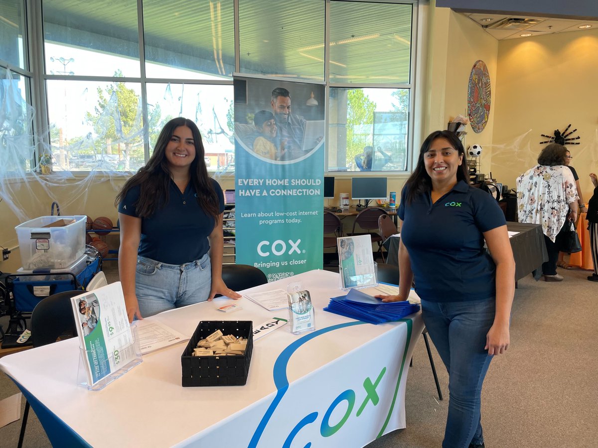 Spyparent's tweet photo. RT CommonSense: Happening NOW: We're at the Central Park Recreation Center in Phoenix with @cplccommunity to help families #GetInternet through the Affordable Connectivity Program! 🎉

@AZStRut is giving out more than 200 Chromebooks to families that … https://t.co/czMiq0k4tA