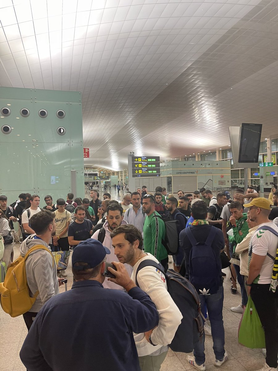 Más de 70 personas tirados en la escala de Roma a Barcelona y la única solución que Dais es meternos en un autobús 15 horas con dos bocadillos. Sois unos sin vergüenzas <a href="/vueling/">Vueling Airlines</a> <a href="/RealBetis/">Real Betis Balompié 🌴💚</a>