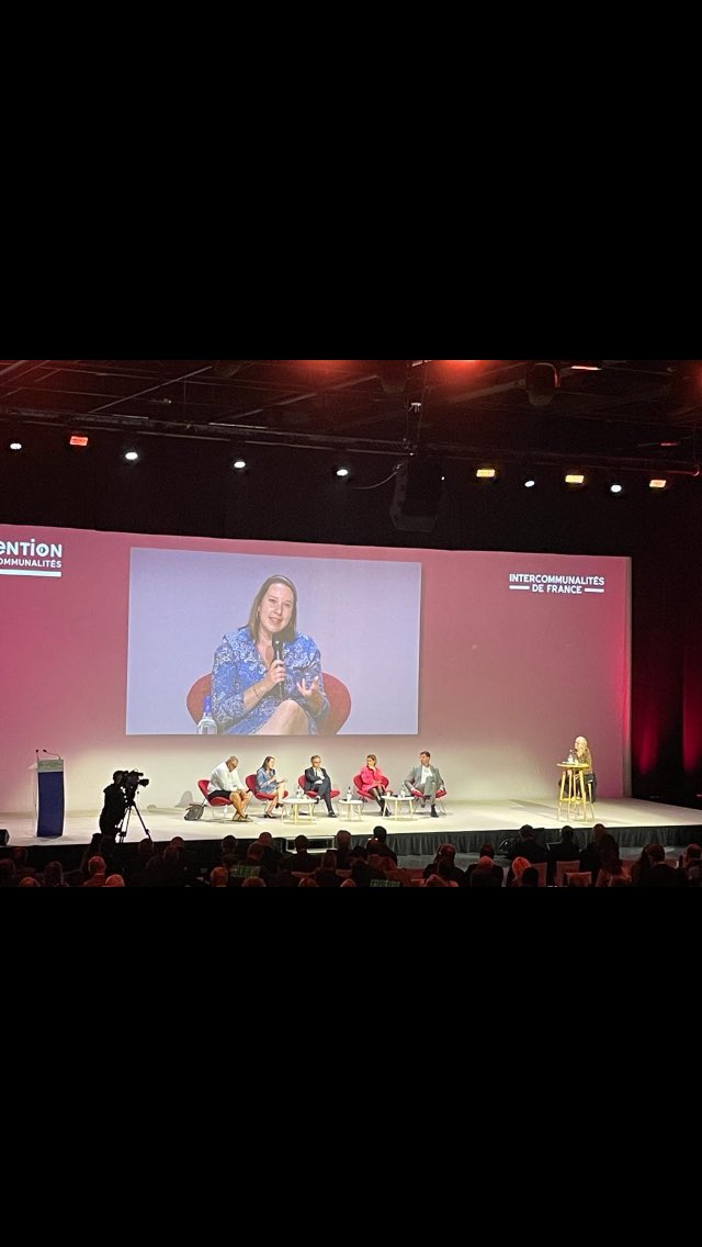 VeroPouzadoux's tweet photo. Bordeaux Interco de France. Clap de fin. 3 jours d Ă©changes, de partages, de retrouvailles et de dĂ©fis. Les collectivitĂ©s sont porteuses d actes, de projets et ont bien compris les dĂ©fis Ă gagner. A l Ătat de nous faire confiance et nous aider. #confiance #subsidiarite #ensemble https://t.co/cRDbZwh4Zq