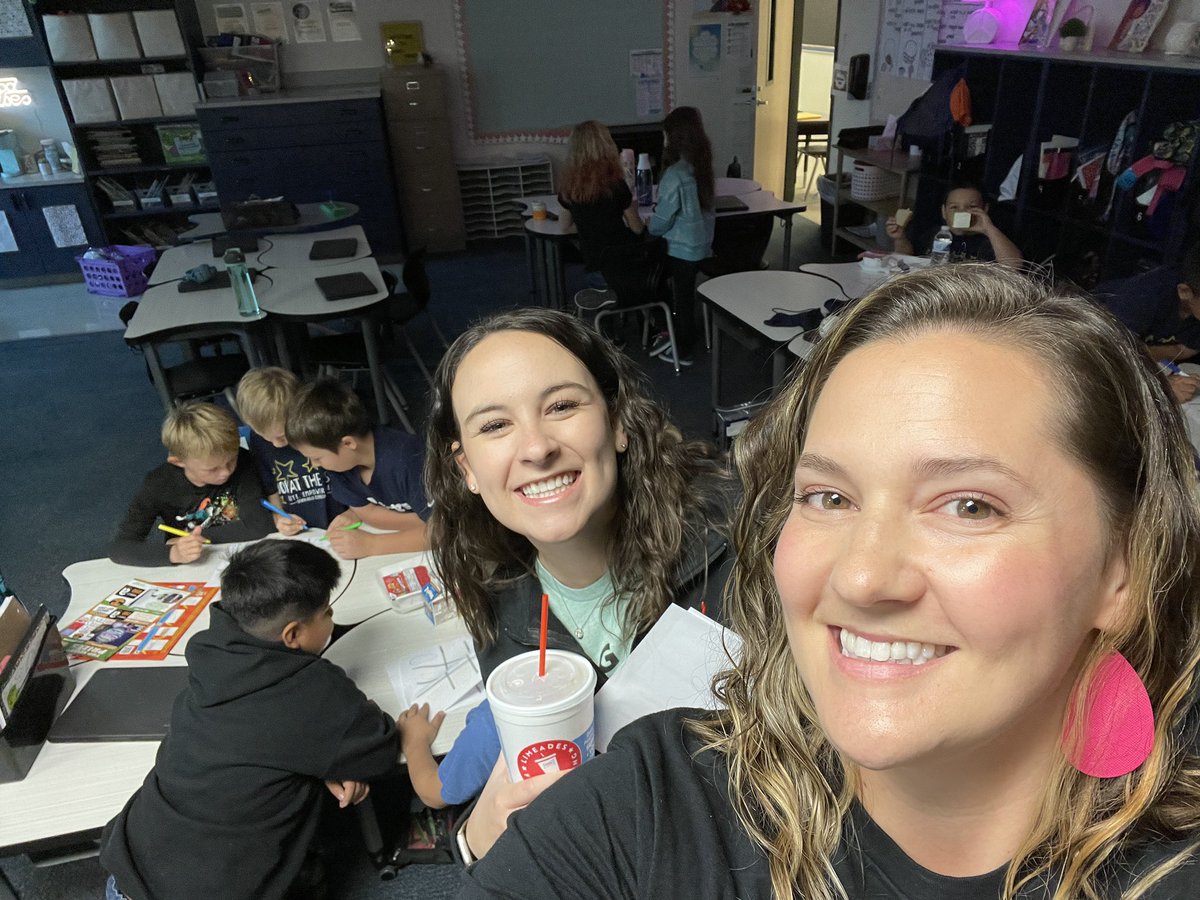 When you get to take over Habit Huddle for a 3rd grade class… you invite a friend! <a href="/mrs_davidson17/">Mackenzie Davidson</a> <a href="/7HillsBlackburn/">Kim Blackburn</a>