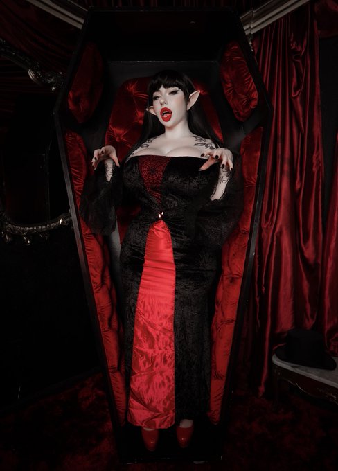 Ruby the vampire mommy from The Scary Godmother 🦇🧛🏻&zwj;♀️❤️  I cosplayed all the spooky milfs for Halloween