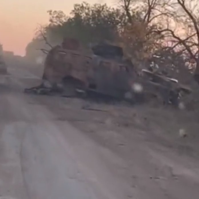 Ghost132607472's tweet photo. 541/ #GeorgianLegion vehicle broken. Pics 2-3 are the same one (most likely) BMP in #Pervomaiskoye #Donetsk
On pic 4 perhaps there is 4th vehicle on the right side behind the wreck? #DavydovBrod #DavydivBrid #Kherson https://t.co/qHml4ogDpY