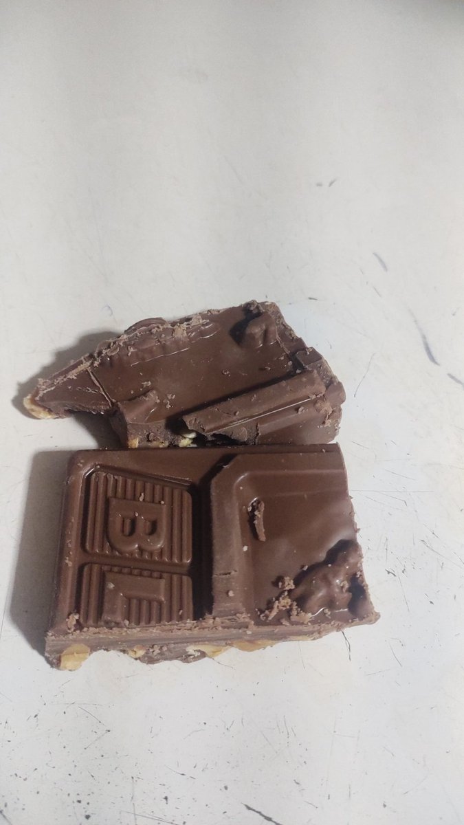 Morí de amor.. un vecinito compro un block de kg y nos trajo un pedazo para compartirnos!! 😍😍😍