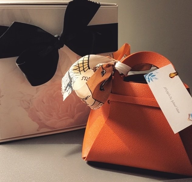 شكراً للأستاذة موضي الصقهان، مديرة مدارس سما عنيزة العالمية _المسار المصري _ على الإهداء .. والأستاذة منى العبيدالله ، المشرفة العامة على مدارس سما .. بداية موفقة بإذن الله ..  لكم مني خالص الشكر والتقدير ..  
#المسار_المصري
#ماشاء_الله_تبارك_الله