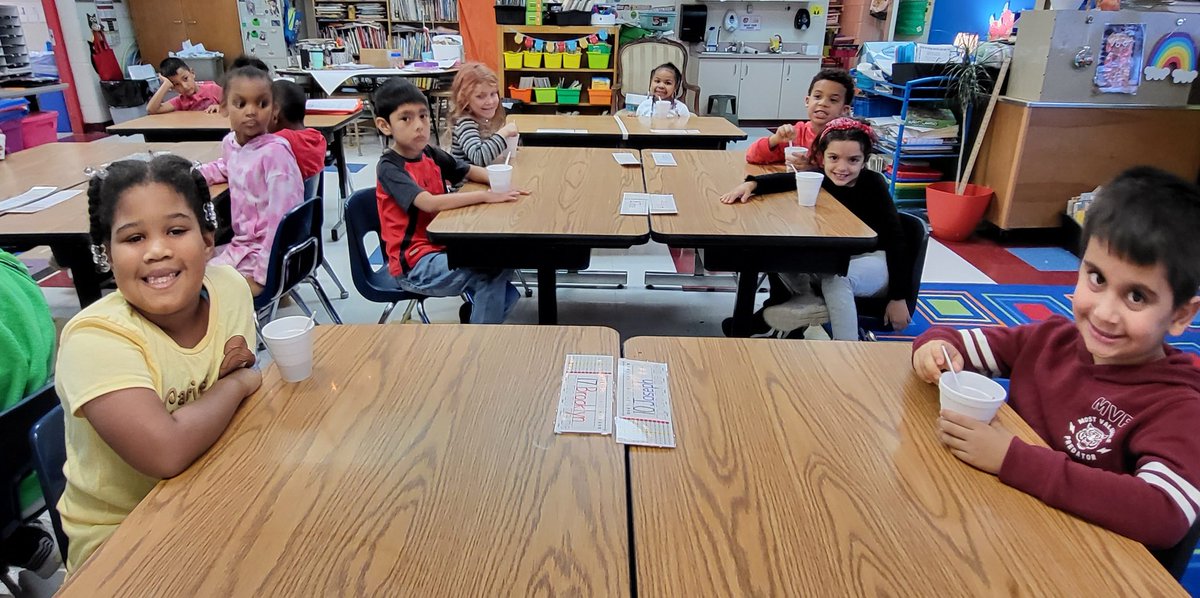 1stRocks's tweet photo. We made homemade applesauce today @Grandview_Elem 🍎 #puremichigan #firstiefun https://t.co/jWm5Pwj8x9