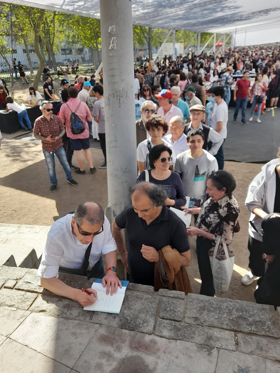 MAGOEditores's tweet photo. En la pasada 11a Feria de la Primavera del Libro fue lanzado el libro “Santiago en 32 crónicas” del escritor y profesor Fanor Contardo

Presentado por el poeta Horacio Eloy y el escritor y director de MAGO Editores Max. G. Sáez

#lanzamiento #libro #santiwago #MAGO #MAGOEditores https://t.co/n7jrpzSKOs