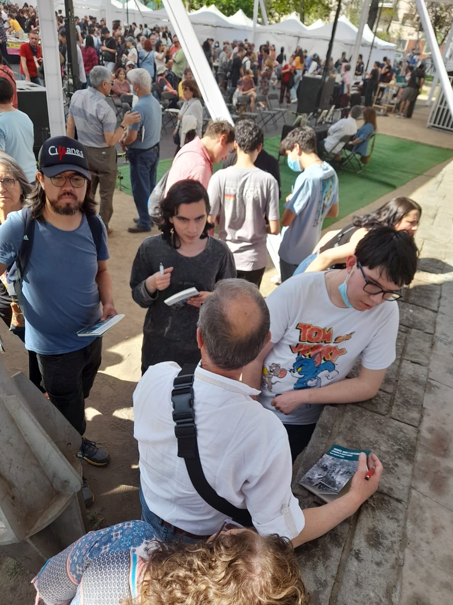 MAGOEditores's tweet photo. En la pasada 11a Feria de la Primavera del Libro fue lanzado el libro “Santiago en 32 crónicas” del escritor y profesor Fanor Contardo

Presentado por el poeta Horacio Eloy y el escritor y director de MAGO Editores Max. G. Sáez

#lanzamiento #libro #santiwago #MAGO #MAGOEditores https://t.co/n7jrpzSKOs