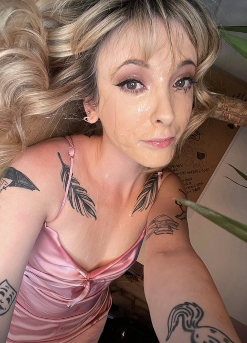 It&rsquo;s still facial Friday for 1 more minute https://t.co/lM9wetwYQz