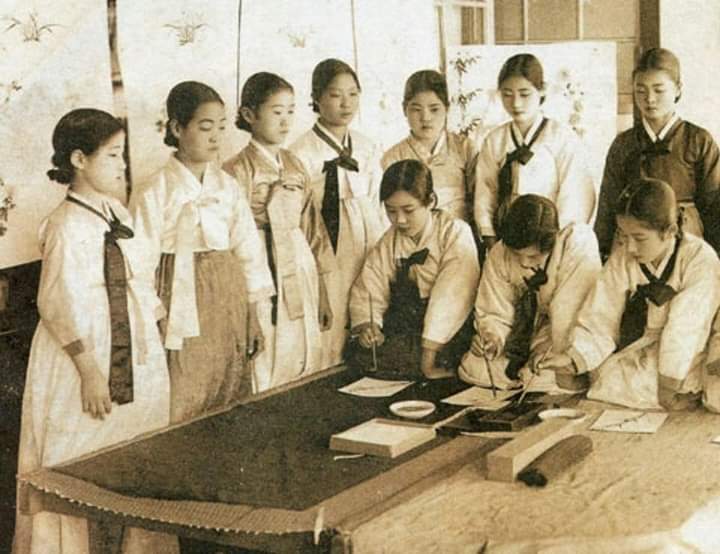 PlazaDmc's tweet photo. En el contexto de la #JornadadelaCulturaCubana y de la Semana Cultural de Corea en La Habana, inauguración de la muestra fotográfica Joseon. La última página, en la sede de la #DireccióndeCulturadePlaza,  el miércoles 12, a las 11 a.m.
#Artcor 
#CubaEsCultura https://t.co/LQqKbouDkh