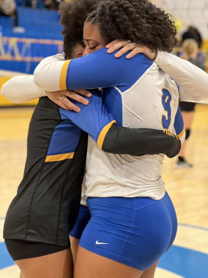 ariiparker10's tweet photo. That’s a wrap! Senior night was last night and i’m still in disbelief 😭! So many mixed emotions but i’m glad to say that I loved every single part of this season ! @ClassenSASOKC On to a bigger journey 💕….. https://t.co/gxd8PDp0fj