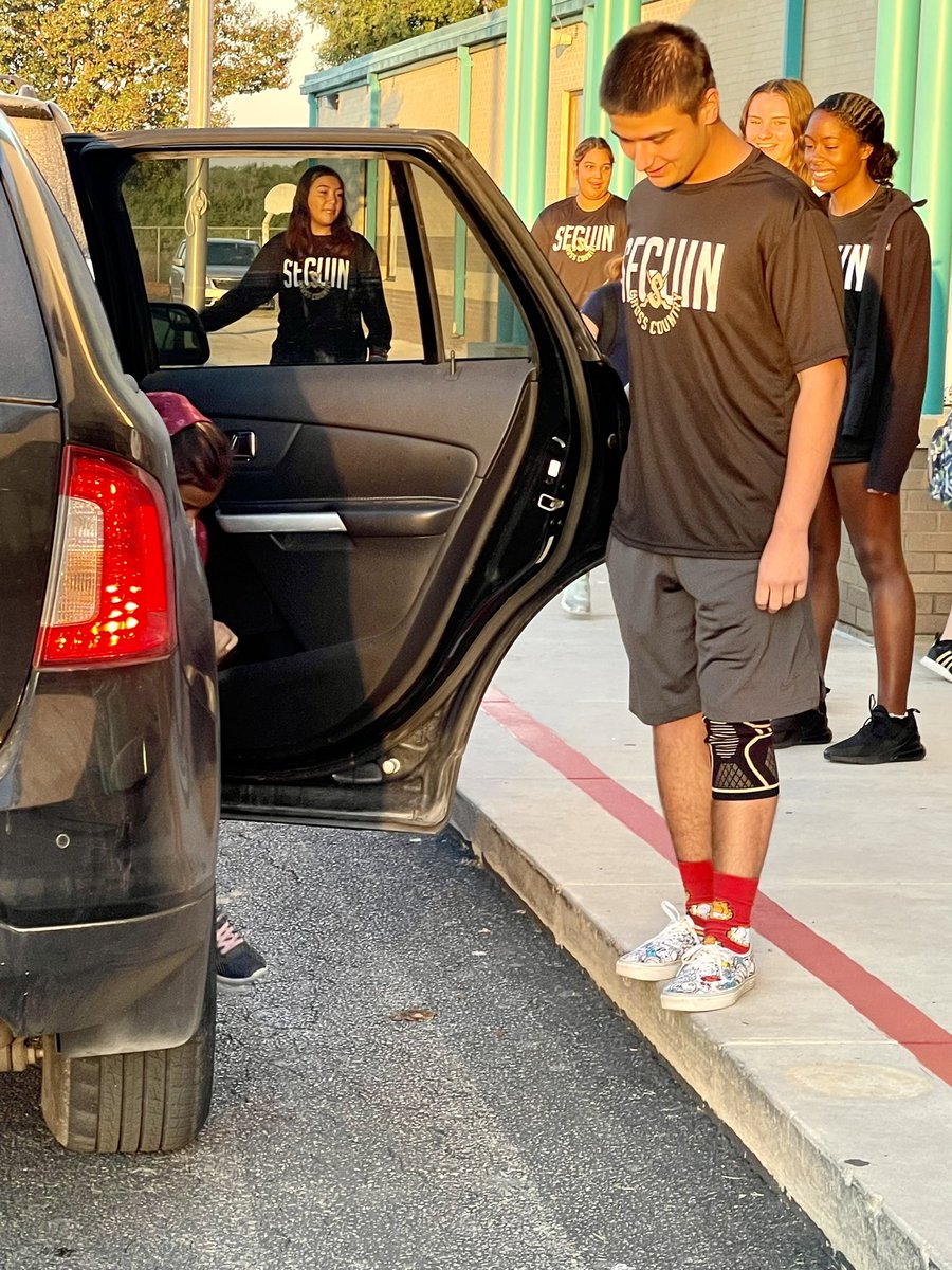 Rise &amp; Shine Vogel Elementary from Seguin XC! Seguin XC had the opportunity to spend their early morning Opening Doors &amp; Greeting their younger fellow <a href="/SeguinISD/">Seguin ISD</a> Thank you Vogel Elementary &amp; Principal Rhonda Jubela for having us. #oneheartoneseguin #ItsAGreatDayToBeAMatador