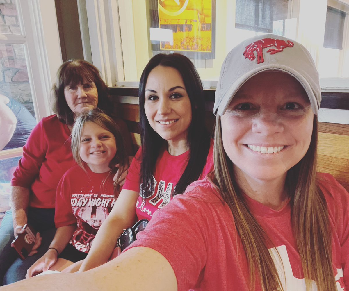 Dorothy0rtiz's tweet photo. The Ortiz ladies are ready for some Broncho Football. Quick bite to eat and then heading to the game!! #GoBronchos #GoBigRed #RiseoftheRed #FamilyTime #LetsGoBronchos ❤️🏈 https://t.co/9S7dJghGhh