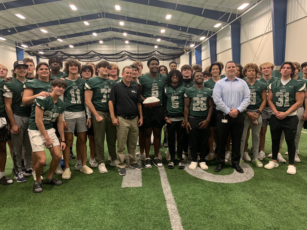 Thank you to our friends @lv_footbal for presenting our very own @Joshua_Goines18 with the Impactful Leadership Award! Congrats big guy! Keep leading us and setting the example! #ChopAndCarry #MANEMEN