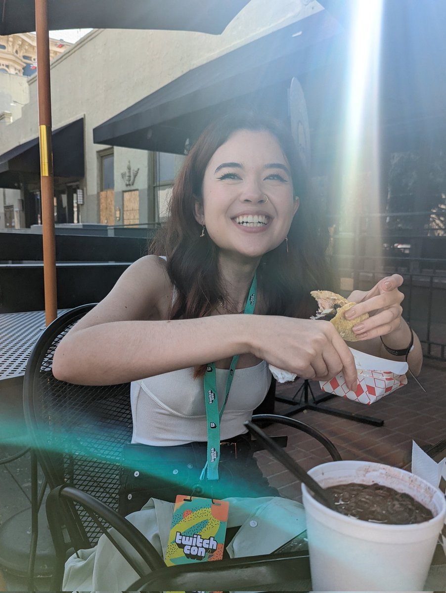 Freezh ᕕ ᐛ ᕗ Twitchcon Sd On Twitter Just A Girl And Her Beans