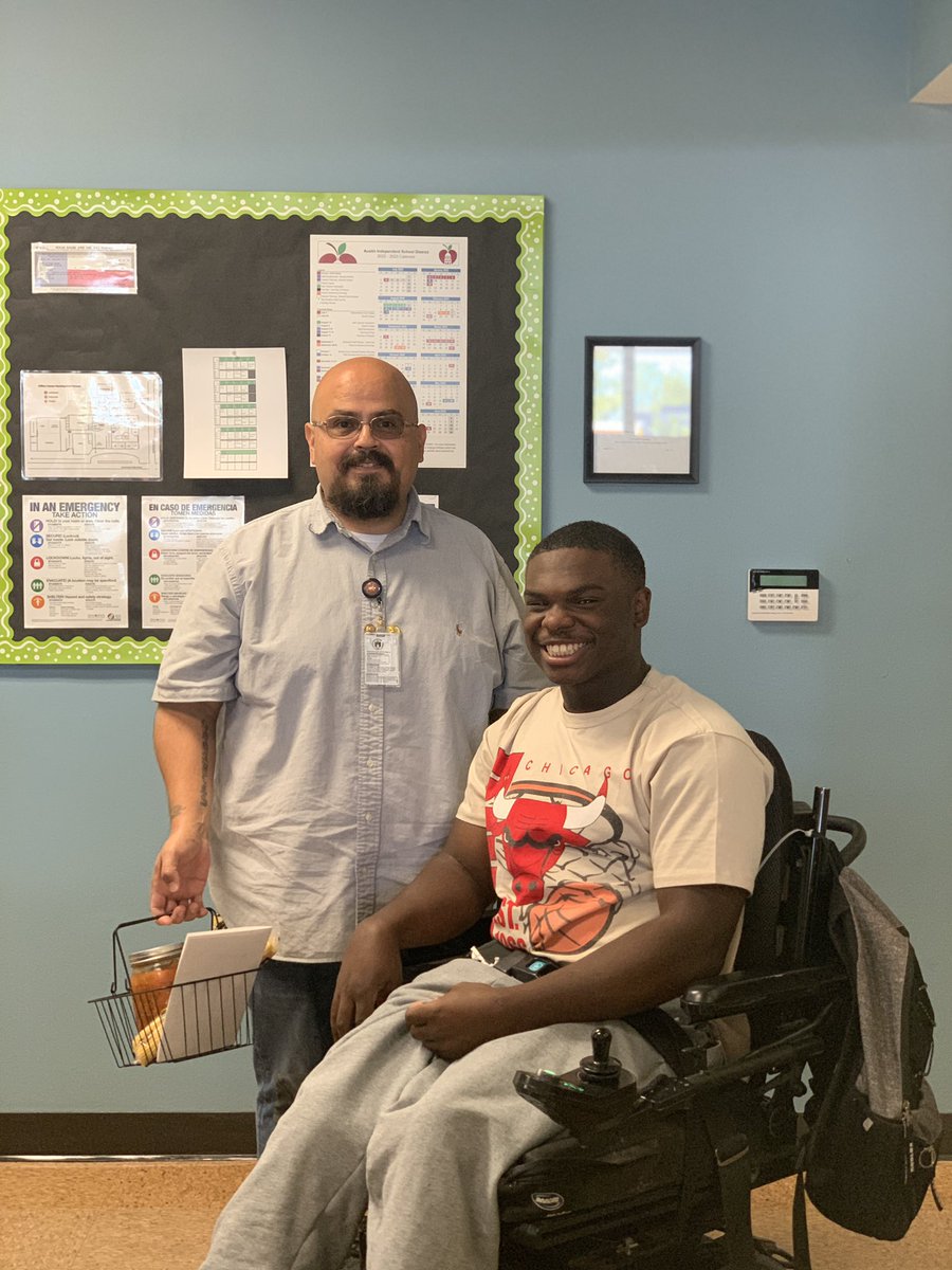 MsEdsonsKiddos's tweet photo. This week our @cliftoncds staff and students celebrated the amazing work of our custodial staff who keep our school spotless and keep us all healthy. Major shoutout to our #Germbusters John & Maria 🎉
@AustinISD @WeAreAISD #CustodialAppreciationWeek https://t.co/gjT9U6rLsi