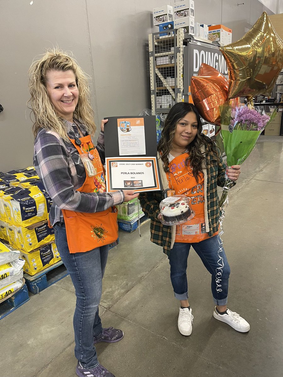 Congratulations to Perla for being awarded Cashier of the Year! She sets her mind to it and obtains it! #2017 @Ryan05737690 @tbdavis62 @RennierAsm1970 @MystiHammes