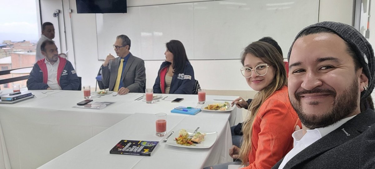 expacia's tweet photo. Ayer como parte de @nspacesco dando la bienvenida  a @UNIMINUTOCOL en el maravilloso @PCIS_UNIMINUTO
#4spacelovers🚀👨‍🚀🪐🎬 
@neca8 https://t.co/oaS6mWsSdY