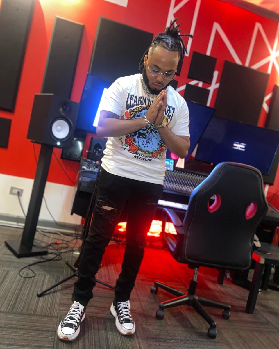 thereal_lyrik's tweet photo. Call me Arabian, cause the DRIP Israel🇮🇱💧🤮🤑💧💕🖤. Go stream my new album #4WAYVISION 💿💿🔥✍🏽. 

Welcome to 4WAY VISION👁👁👁. #4WVSeason belongs to the World🌎🤞🏽💙.

#RealShitTho #LyrikToldYaaSooo #HumbleConfidence #TheMarathonContinues 
#LyrikNationRecords https://t.co/qe6GEksSy9