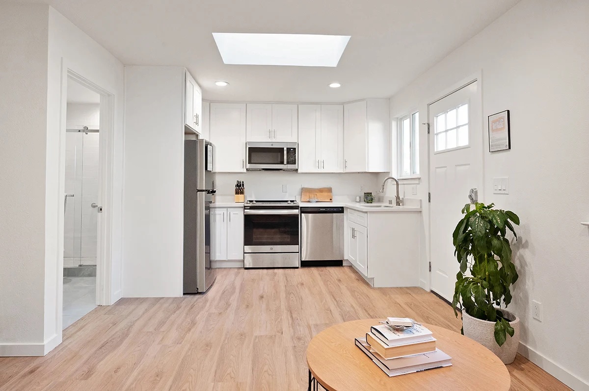CottageADUs's tweet photo. One common design question Cottage often gets from homeowners is, “Can I really fit a full kitchen in my ADU?” The answer is absolutely! This kitchen is larger than most Bay Area apartments, with plenty of countertops, cabinets, and full sized appliances for easy daily cooking. https://t.co/CGS1vRGThT