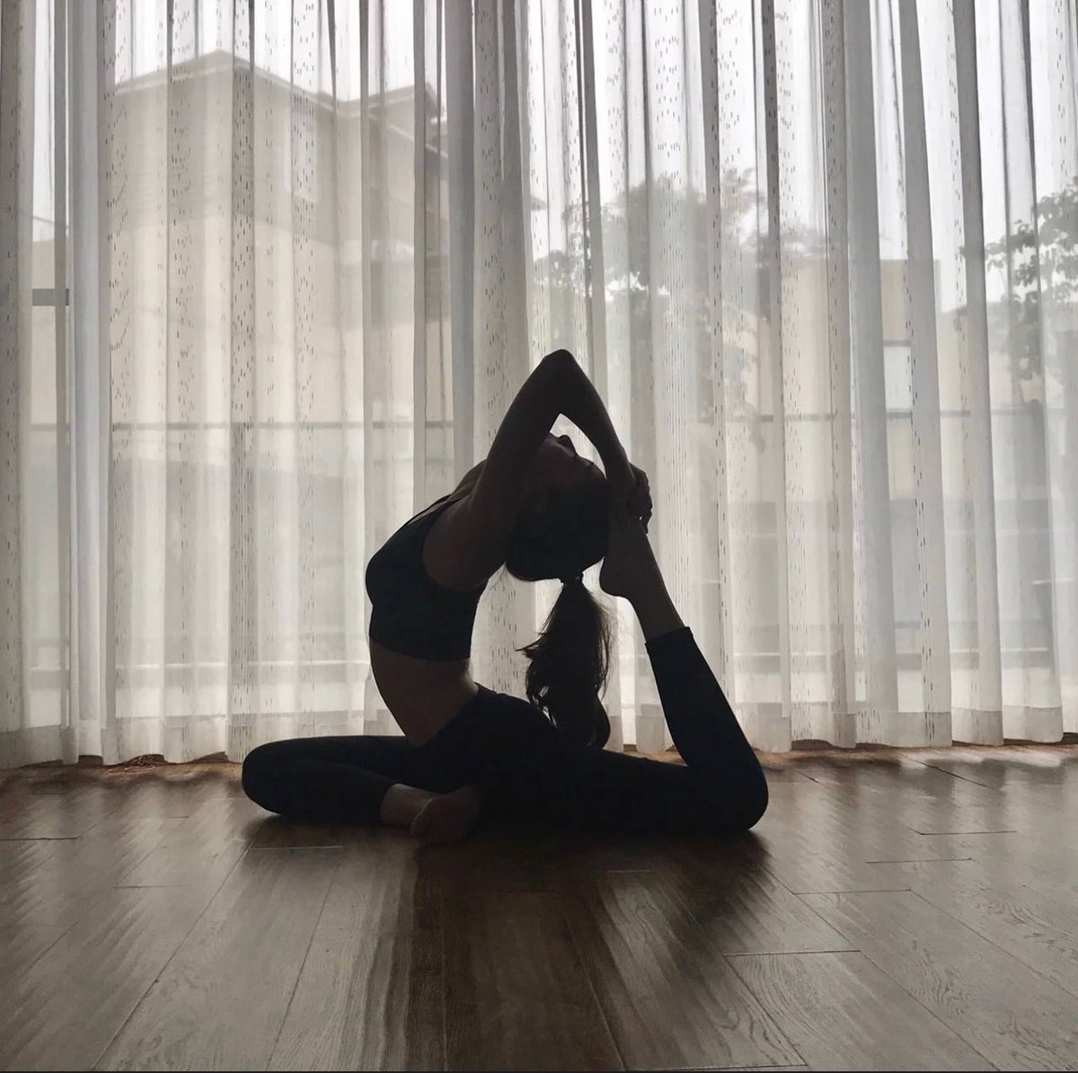 brightcrystal20's tweet photo. #yogagirl #YogaPantsspandexLeggings #YogaShorts #yogapant #YogaBooty https://t.co/YCaXcNKYHg