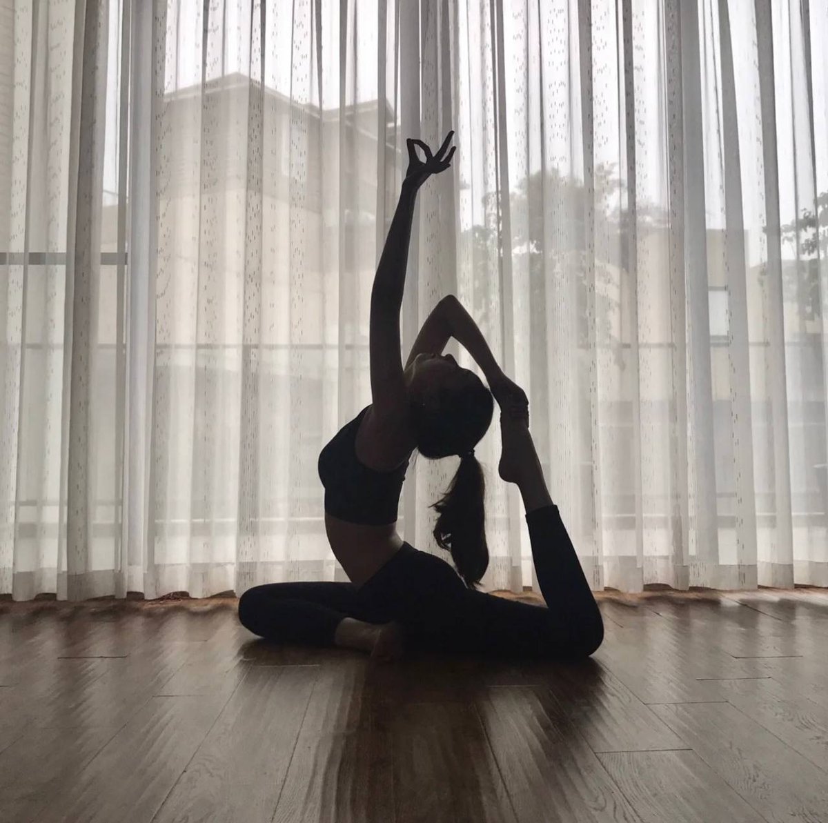 brightcrystal20's tweet photo. #yogagirl #YogaPantsspandexLeggings #YogaShorts #yogapant #YogaBooty https://t.co/YCaXcNKYHg