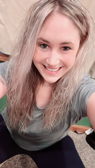 I&rsquo;m Live🥰  Cozy Friday Night Anyone?   https://t.co/0mqzhpsuqv https://t.co/ePaYLPTNXW