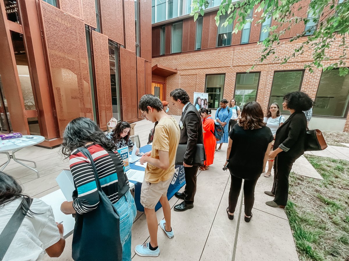 RiceSocSci's tweet photo. Having a great time at tonight's @STaRT_at_Rice opening reception, with Research Relay presentations from @RiceUBRIDGE scholars and a fun (and delicious!) networking dinner. We are looking forward to a full lineup of exciting workshops over the next few days! #STaRTAtRice2022 https://t.co/nSGeMibI4Z