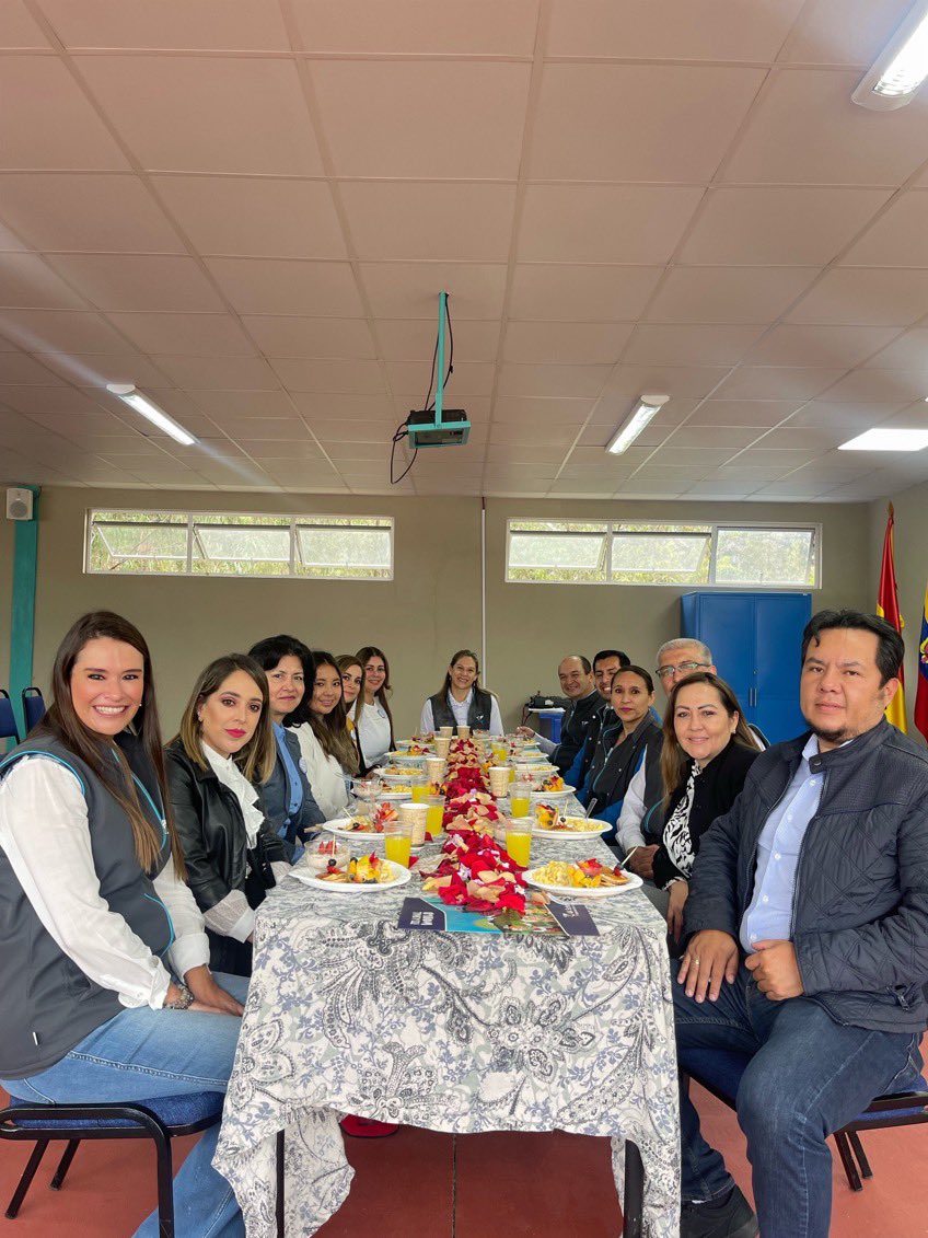 Damos las más cordial bienvenida a los miembros del
comité Central de Padres de Familia 2022-2023. Hacemos extensiva nuestras más sentidas felicitaciones. #viviendolatransformacioneducativa