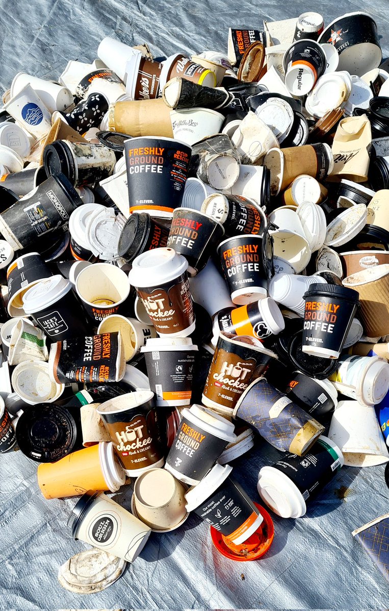 brianborowsky's tweet photo. I've been under counting! Some of the rubbish that @7ElevenAus is leaving on the street during #SpringCleanTheCity is "Hot Chockee". Even more 7-11 rubbish than we thought. #sctc https://t.co/8YGFS5MKRI