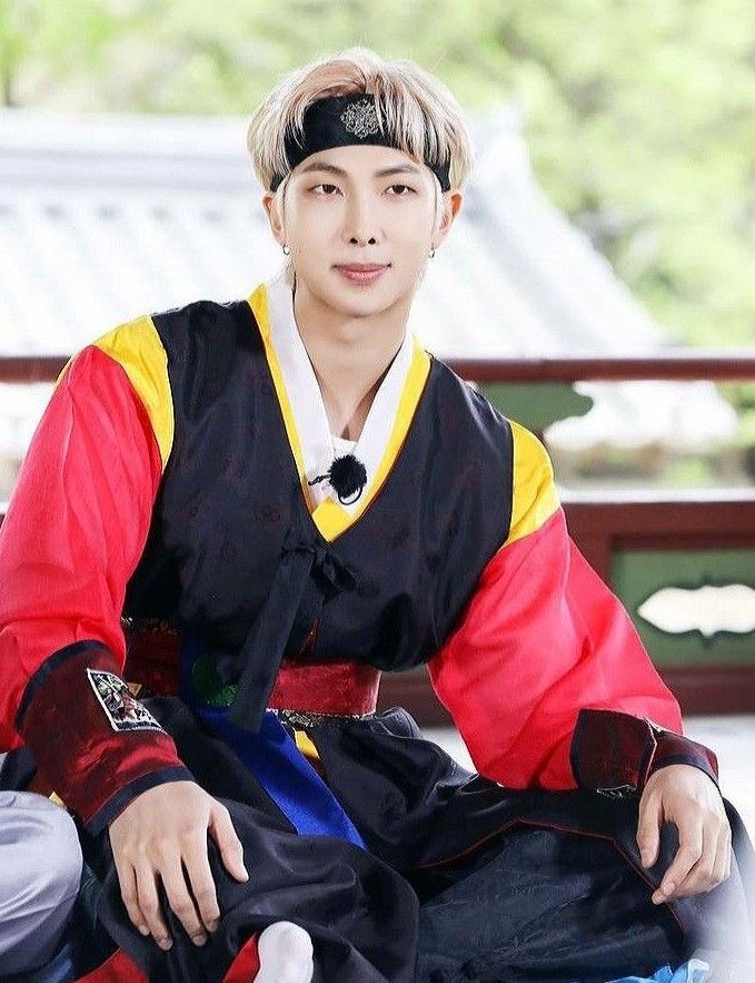Hck_Kim's tweet photo. Independentemente de gênero ou classe, todo Hanbok preza pela fluidez e conforto do usuário, adaptando-se às formas do corpo de maneira elegante e funcional. https://t.co/u14ckxjt4G