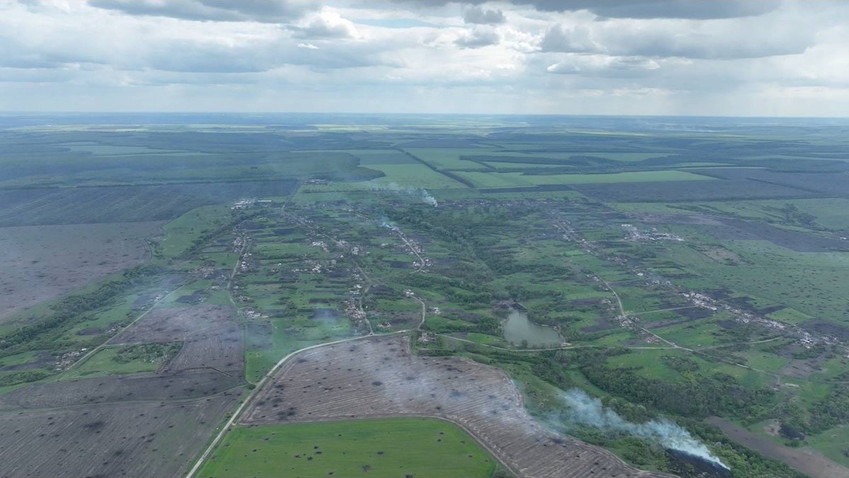 1/ What is the price of defeat? Few episodes in the Ukraine war illustrate this more vividly than the five-month battle for the village of Dovhenke, an episode which likely cost hundreds of lives but was entirely futile for Russia. A 🧵.