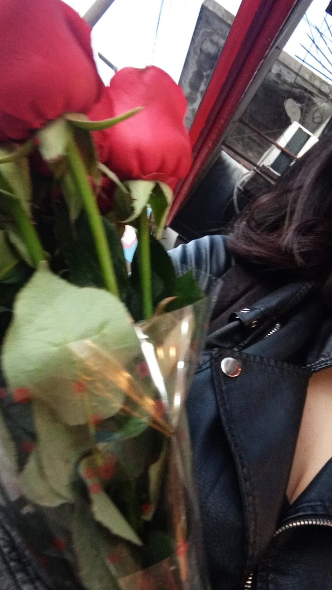 axldana's tweet photo. mi novia me regaló flores y un libro de Gabriel tallent por los dos meses kdvdkabdhq 🤍🤍🤍🤍🤍🤍 https://t.co/B9YvzB5kh9