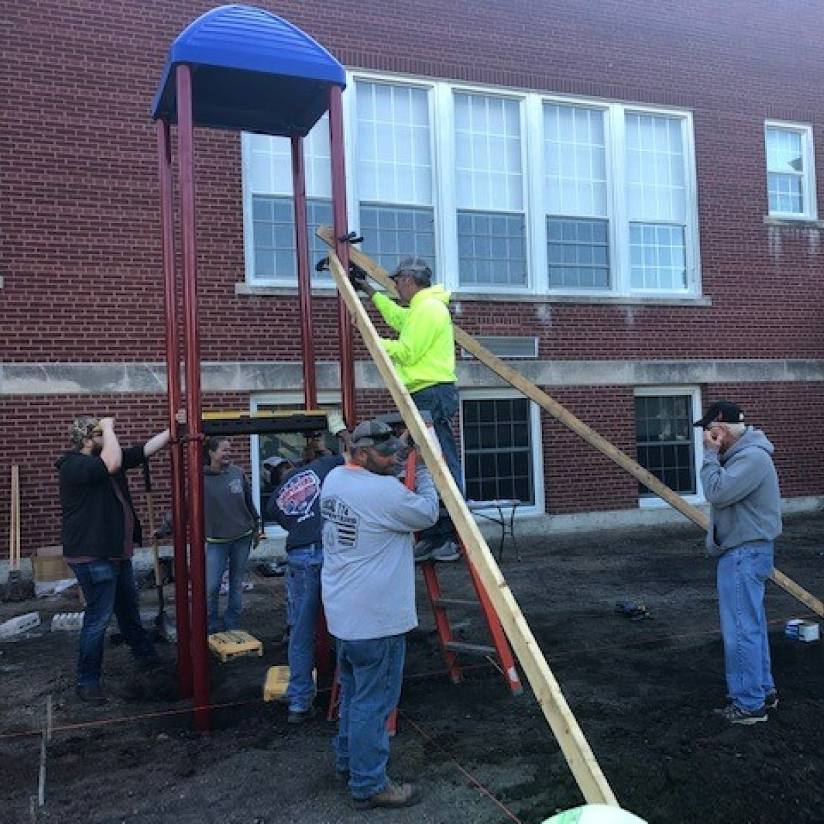 MidAmCarpenters's tweet image. #Local174 Carpenters Brian Ratkiewicz, Ryan Marenda, Doug McCook, Tim Claus, Mike Reese and Dave Argubright volunteered a Saturday installing playground equipment for Circuit Breaker school in Peru, IL.
#UnionProud