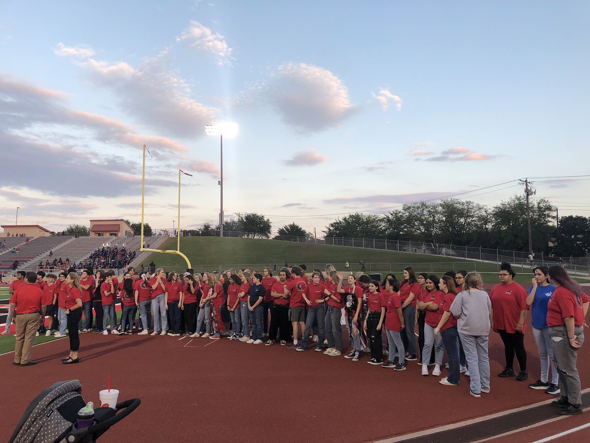 sporterchoirCMS's tweet image. Future Panther Night for our CMS 8th grade choir students. Singing the National Anthem at the CHHS football game!! #CMSColts #CMS_electives #GCISDfinearts #WeAreGCISD
