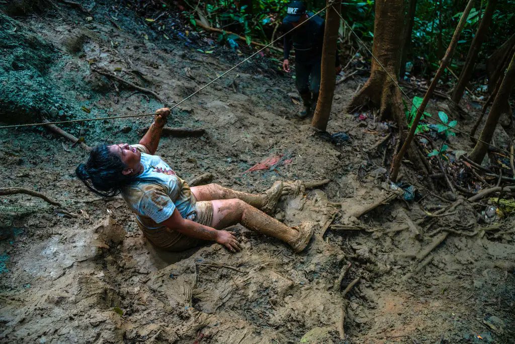 polymarketenesp's tweet photo. 🇻🇪 | Dolorosas fotografías de la travesía de migrantes venezolanos, muchos de ellos niños, por el "infierno en la tierra" la selva del Darién que documentó The New York Times.

Los venezolanos huyen de la dictadura en búsqueda de una mejor calidad de vida. https://t.co/rRx9ckkZHg