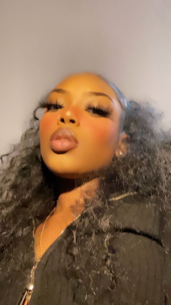 tyannaaaaj's tweet photo. hola🖤 https://t.co/rL2iUOL8Zd
