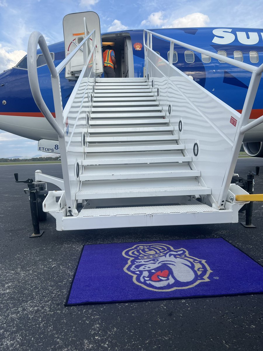 It was a perfect afternoon to see the <a href="/JMUFootball/">JMU Football</a> charter off to <a href="/flymemphis/">Memphis International Airport (MEM)</a>. Bring home a win Dukes! 💜💛
#GoDukes #FlySHD