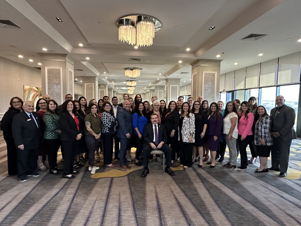 HACUNews's tweet photo. The fourth cohort of HACU’s La Academia de Liderazgo. #LeadWithHACU https://t.co/c2JuY71Iqv