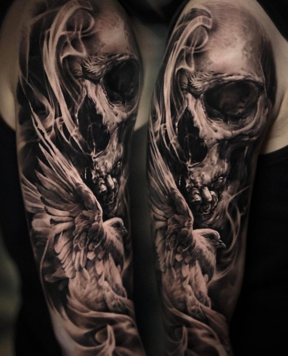 Reference_87's tweet photo. 😳 @edgarivanov using a https://t.co/3YBOoofTCW skull ⚡️ Bringing tattooists exclusive reference photos taken with body placement and structure in mind. Multiple angles of the same design mean you don’t have to compromise. 

#reference87 #madewithr87 https://t.co/TrSnCv9hT4