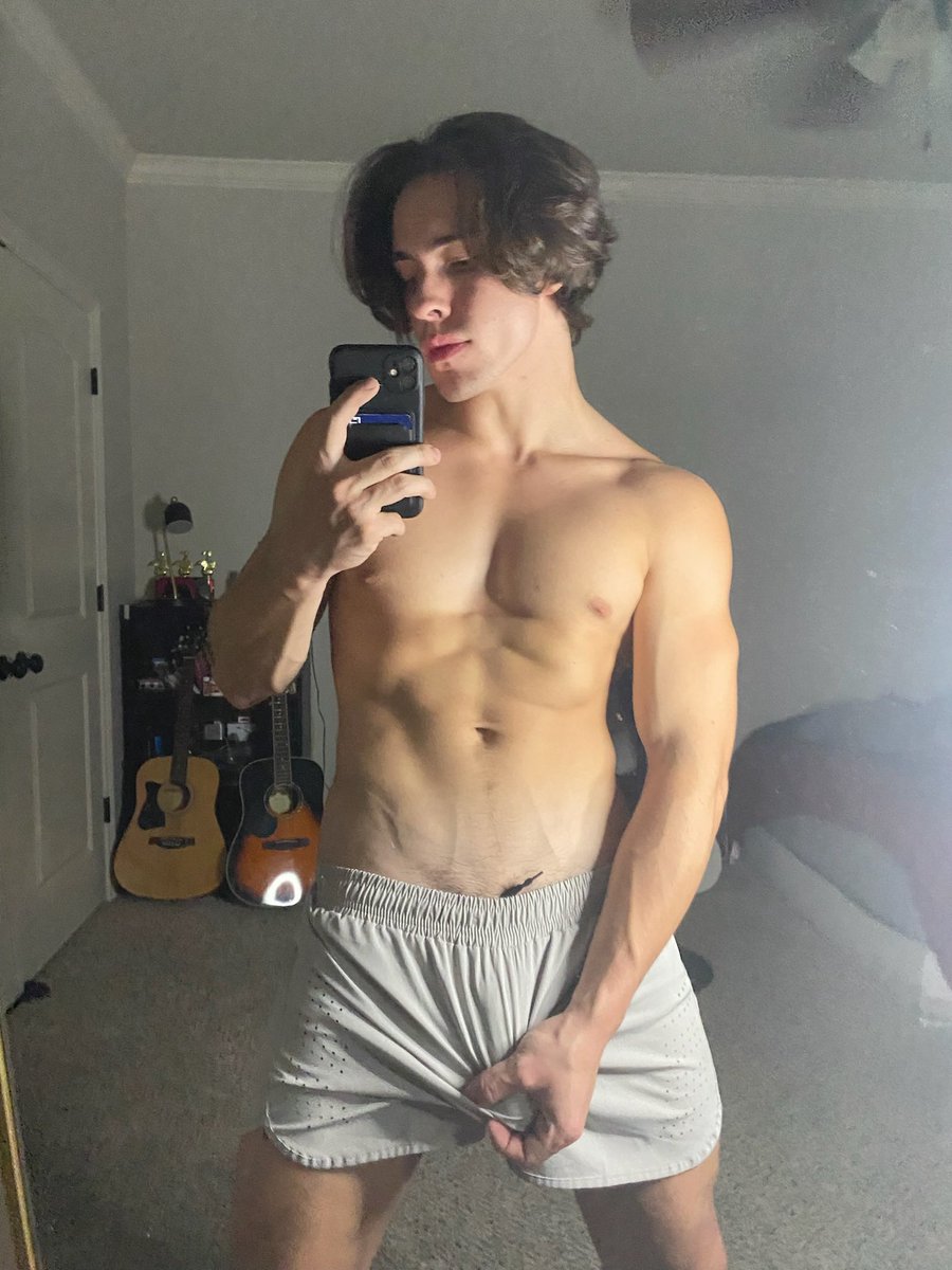 BoyTrenr's tweet photo. just got back from the gym, let’s do some cardio💪🏽 https://t.co/Q6Xjfng1Lu