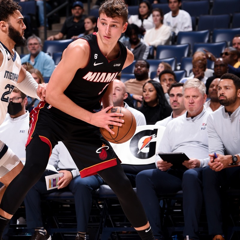 MiamiHEAT's tweet photo. Last night's performance by these young hoopers made us all happy

See the W through the lens 📸