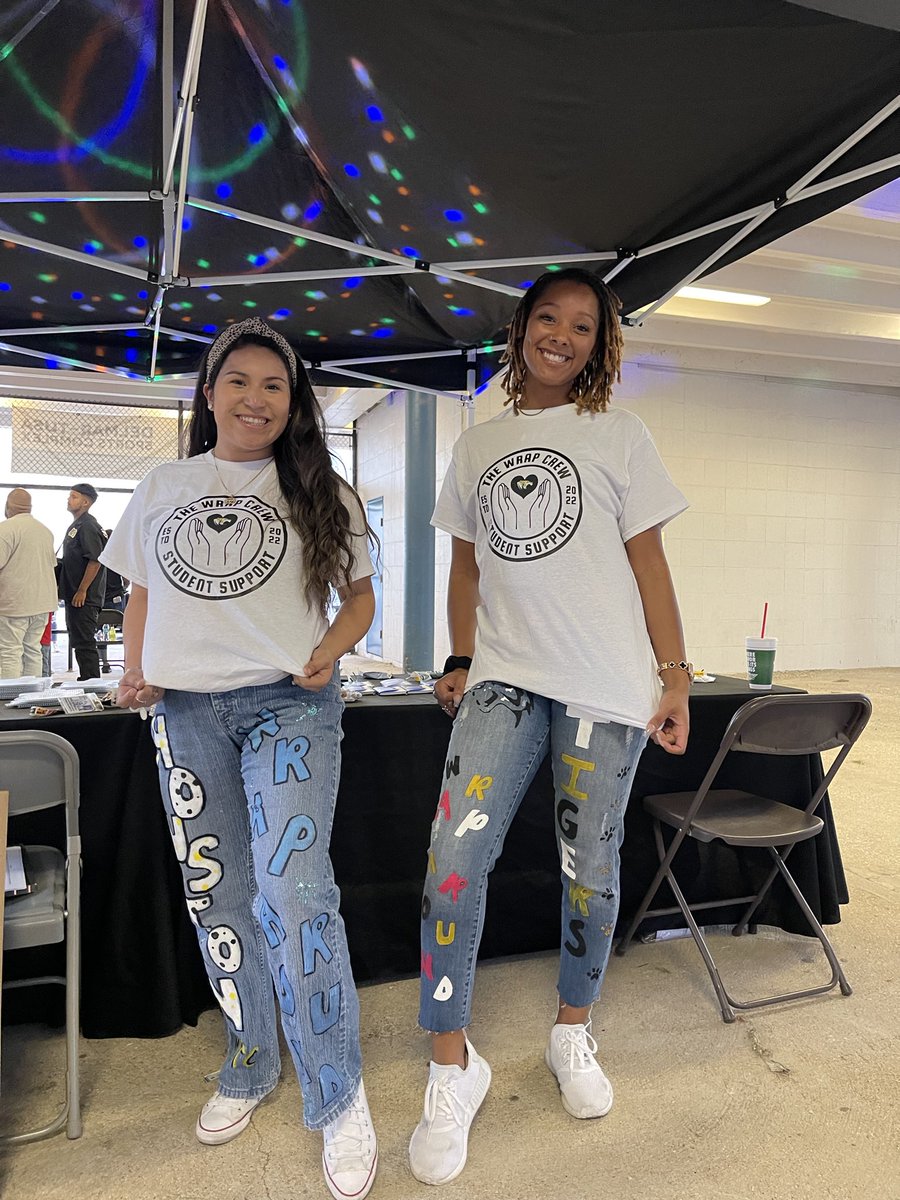 HISDStudentSpt's tweet photo. 🗣️Attending the @HoustonMstcSM #Homecoming game tonight? Stop by our @HISD_Wraparound table to learn more about the resources &amp; services available to support @HoustonISD students and families and score some swag! https://t.co/ltYZn1fp6G