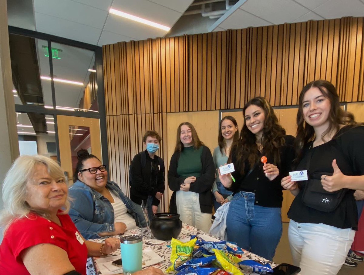 AAUW_ESKBranch's tweet photo. What a great turnout! We joined @WSUEverett during #MurrowDay and made so many new community connections.

We’re excited to introduce a new generation to @AAUW and highlight the advocacy work of this national organization. 
#GenderEquity #EraseThePayGap #EquityInHigherEd https://t.co/DaDhALZ512
