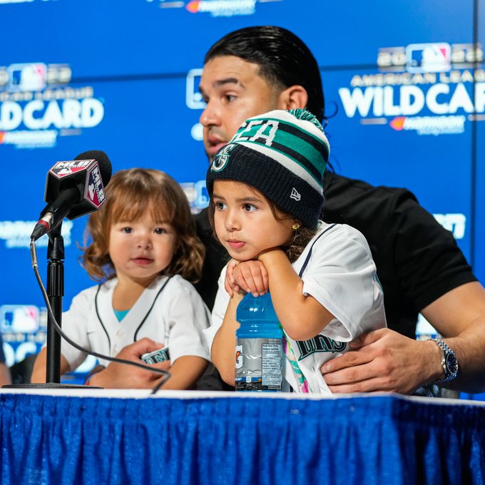 Eugenio Suárez with his daughters during the postgame conference. 