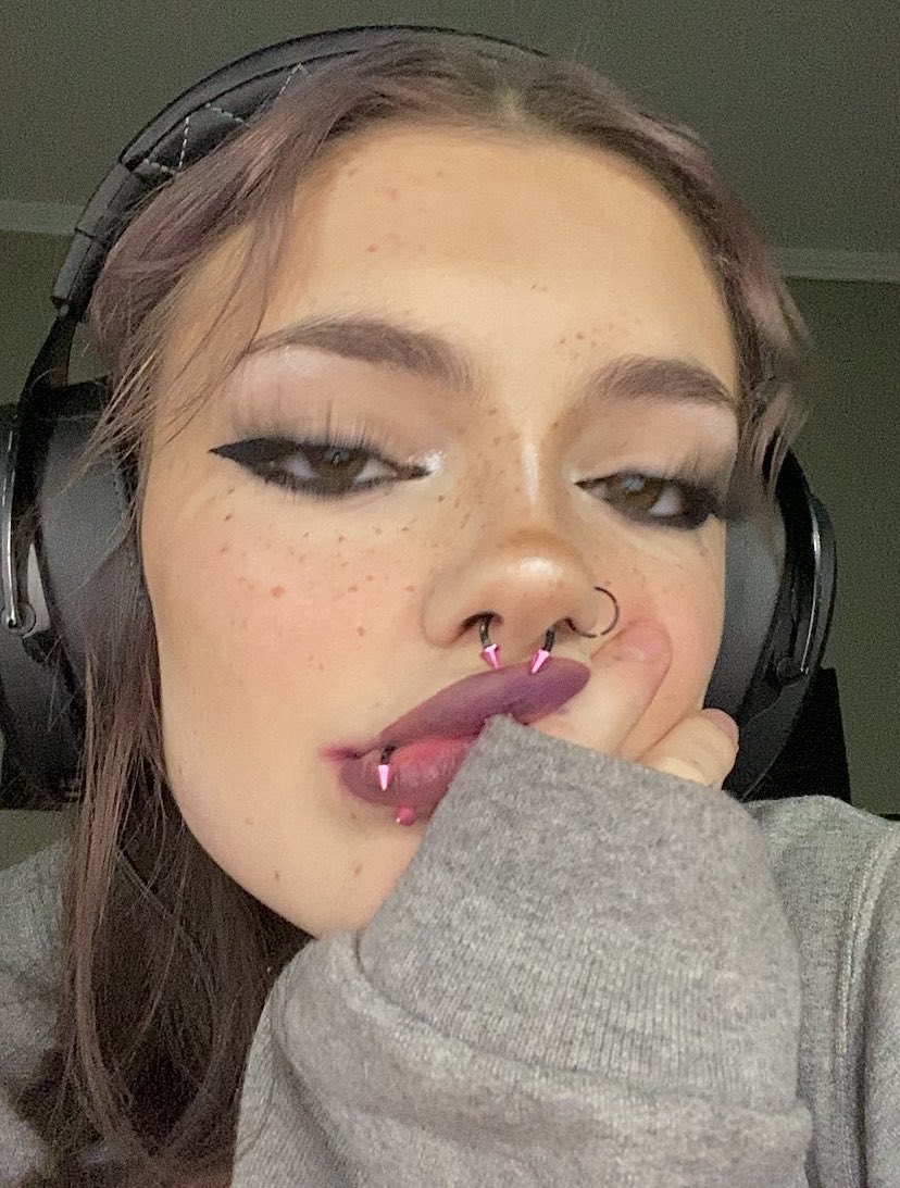 rubylyn_twt's tweet photo. oh nothing just watching everyone meet up at twitch con https://t.co/u713gXBKPV
