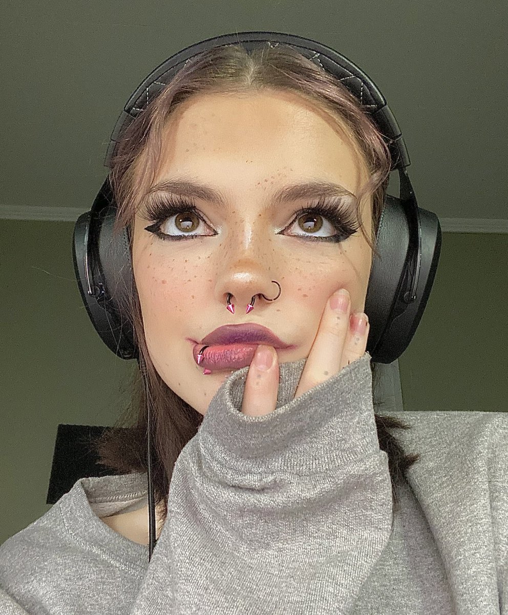 rubylyn_twt's tweet photo. oh nothing just watching everyone meet up at twitch con https://t.co/u713gXBKPV